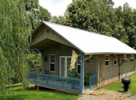 Country Cottage - 2 Bedrooms, 1 Baths, Sleeps 6 cabin, holiday rental in Newport