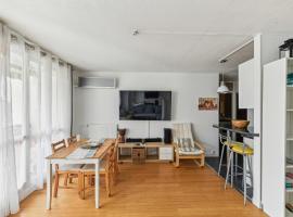 Chic and comfortable apart with balcony, hotel in Levallois-Perret