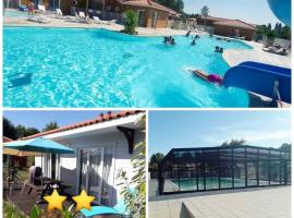 Chalet dans résidence de vacances, 3 chambres, piscines, jacuzzi, au bord du lac, hôtel à Parentis-en-Born