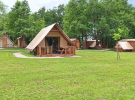 les cabanes du tertre, kamp u gradu Kur &Scaron;everni