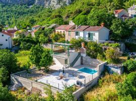 House Dida Mate - cozy house in nature with heated pool, hotel a Tučepi