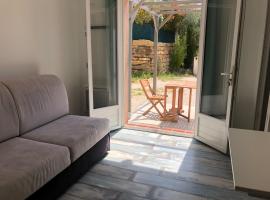 studio avec extérieur, hotel v destinaci Solliès-Toucas