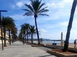 APARTAMENTO EN SEGUNDA LINEA DE MAR, WIFI & A.C, hotel din Cubelles
