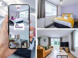 Sleeps 8 Loft bedroom By Harperletting Short Lets & Serviced Accommodation Buckely With Pool table & Long or Short stays, Hotel in Hawarden