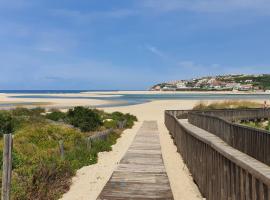 Vila tradicional Lagoa de Óbidos com piscina, Hotel in Vau