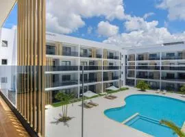 Beauty condo pool views with gym close to the beach