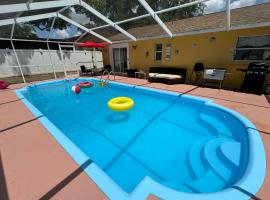 Cozy Family Home in Tampa with Private & Heated POOL, Pool table and Kids Play Area, hotel near Grand Prix Tampa, Tampa
