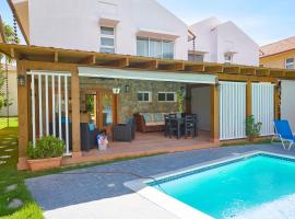 New! Exquisite Vacation Villa W- Pool, Jacuzzi, Bbq, котедж у місті Хуан-Доліо