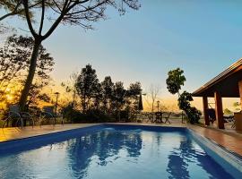 Casa de Campo Araxá na montanha com piscina、ピラカイアのプール付きホテル