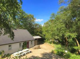 Cottage at the heart of Teapot Lane Glamping, место для глэмпинга в городе Castlegal
