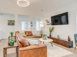 Seasonal Pool, Balcony Quiet and Cozy Aurora Condo!, hotel in Parker