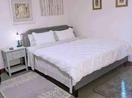 Walkable Uptown area, King Suite, Quiet and Private