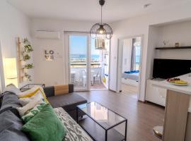 Finikoudes Seaview Vibe 1 Bdr Flat, hotelli Larnakassa