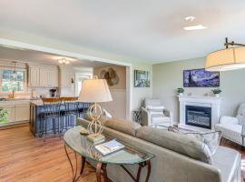 Old Saybrook Home with Screened Porch and Ocean View!, hotel a Old Saybrook