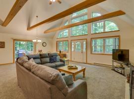 Deck & Resort Amenities: Arrowhead Lake Home!, Hotel in Pocono Lake