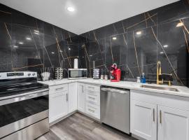 Stylish 2-BR Getaway in Heights with Pool, hotel in Houston