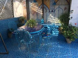 HATHOR ,Casa marroquí con dos terrazas en la Medina antigua , ideal parejas!! WIFI!!