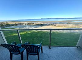 Oceanfront Loft - amazing views!, דירה בקואליקום ביץ'