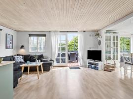 Cozy Home In Hadsund With Kitchen, hotel v destinaci Hadsund