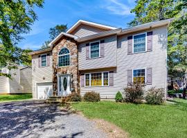 Pocono Waterside Escape, hotel in Tobyhanna