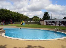 Retro Inspired Holiday Home in the Norfolk Broads, hotel em Stalham