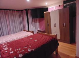 Habitación privada para 2 personas con cocina y baño privado- Samana, hotel in Cusco