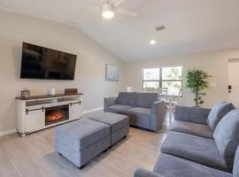 FURNISHED Four Bedroom and Two Bathroom Booking Now, hotel near Southwest Florida International Airport - RSW, Fort Myers