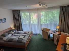 Apartment mit Balkon und Pool, zentral am Waldrand