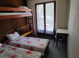 Chambre Triple avec Balcon et Salle de Bains Privative 4