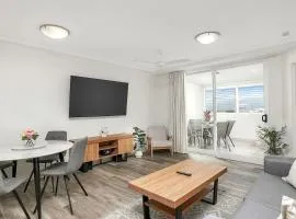 Cairns Skyline - Chic Seaside Stay with Rooftop Pool