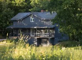 Valmiera Riverside Retreat - Beverina Secret