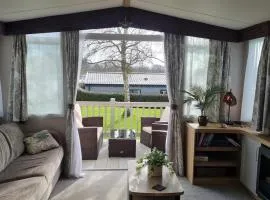 STYLISH MODERN CONTEMPORARY PET FREE HOLIDAY HOME ON AWARD WINNING SHOREFIELD COUNTRY PARK Edge New Forest ENTERTAINMENT AND LEISURE PASSES INCLUDED