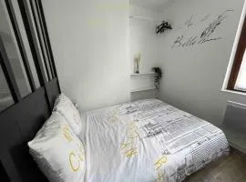 Grand studio 1er étage au calme centre ville proximité Cathédrale