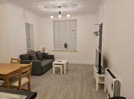Modern & Cosy 1 bedroom flat in Bridgend town, hotel in Bridgend
