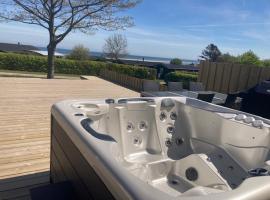 Coasthouse ved havet, Hotel in Hadsund