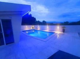 Jacuzzi and Pool Apartments