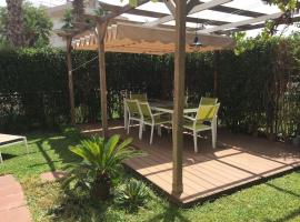 Agradable adosado con piscina y jardín, khách sạn ở Canet de Berenguer
