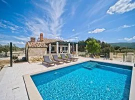 Holiday House Bracuta