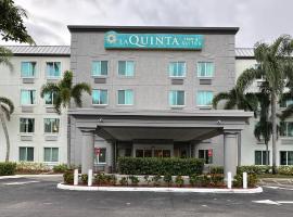 Viesnīca La Quinta Inn & Suites by Wyndham Sawgrass pilsētā Sanraiza, netālu no apskates objekta tirdzniecības centrs Sawgrass Mills Mall