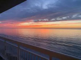 Paradise at the Beach, Complete View of Horizon
