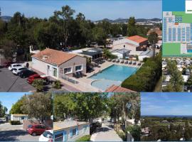 MOBIL HOME GLAMPING CONFORT D'UN HOTEL SANS LES CONTRAINTES PISCINE PROMOTION SEPTEMBRE 3 CHAMBRES - 2 SdB -climatisé - 300m de la mer - piscine - parking -, hotel em Hyères