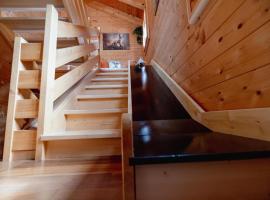 Chalet Regenbogen Leukerbad mit Indoorrutschbahn, ξενοδοχείο σε Leukerbad