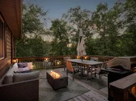 Shenandoah dog friendly cabin in the trees - River access, BBQ, propane fire pit, outdoor dining & lounging, wood fireplace, screened in front porch and gated back deck!