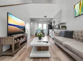 Modern 1-Bedroom Loft in Hollywood with Parking, WiFi & Hollywood Sign View