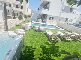 Luxury apartment Black Pearl Beluga with private Pool and Jacuzzi, hotel Novalj&aacute;ban