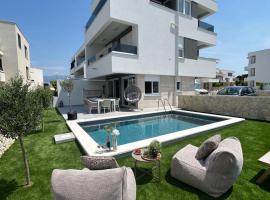 Viesnīca Luxury apartment Black Pearl Beluga with private Pool and Jacuzzi pilsētā Novalja