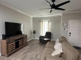 Entire House In Baton Rouge, hotel di Baton Rouge