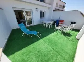 Luminoso ático dúplex con terraza de césped