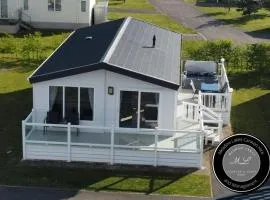 Golf Village 27, Hot tub, WiFi, pet friendly, located overlooking Golf course - Grange Leisure Park - Meadow Lakes Caravan & Lodge Hire