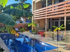 Brisbane 1960s Pool House - hosted bed and breakfast